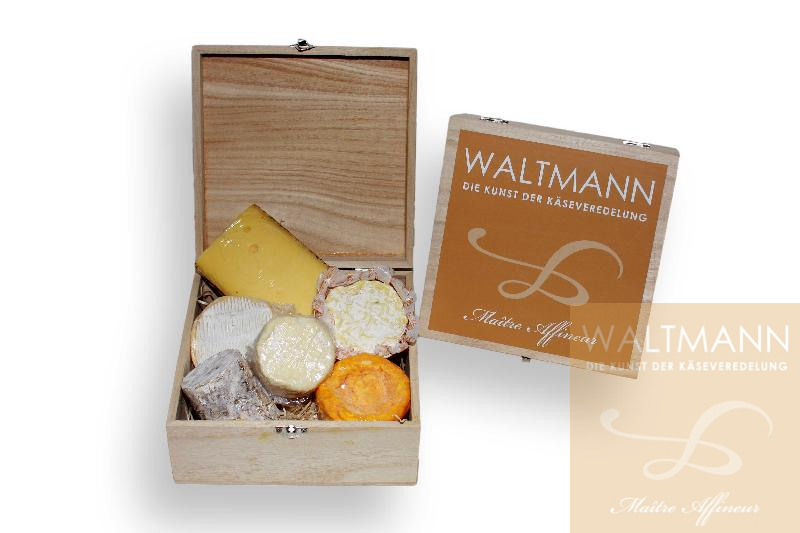 Kleine Feinschmecker-Auswahl in dekorativer Holzbox m. Beschreibungen und Käseschildern